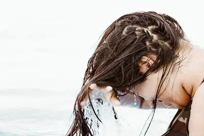 aplicando mascarilla pelo