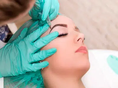 lavarse las cejas después de un microblading