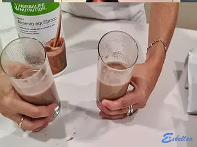 Dos batidos sustitutivos preparados y servidos para compararlos