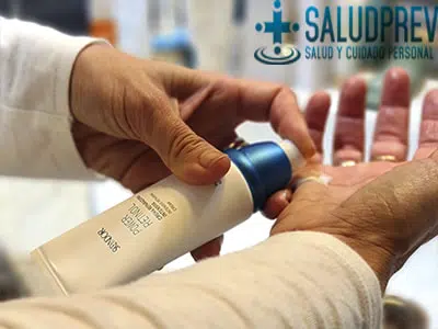 Aplicando muestra de crema con retinol en la mano