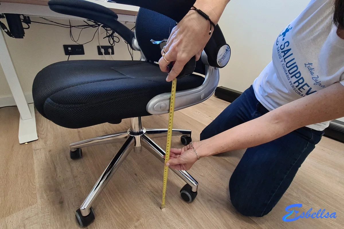 Midiendo con cinta métrica la altura del asiento de la Songmics OBN86BK