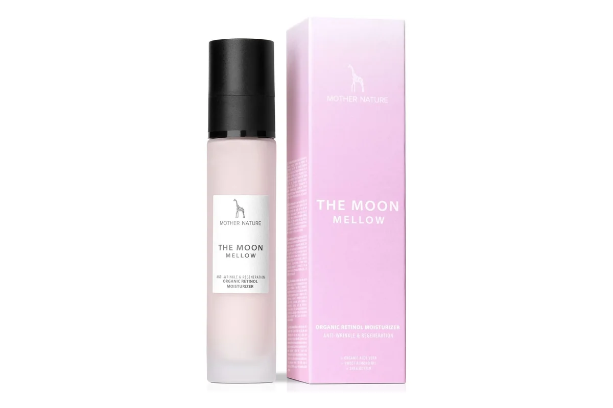 Frasco y caja del Bio-Retinol The Moon Mellow de Mother Nature Cosmetics