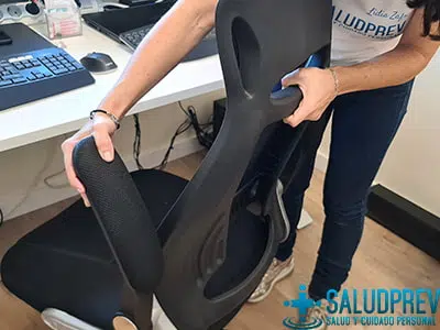 probando reposacabezas de la silla ergonómica Songmics