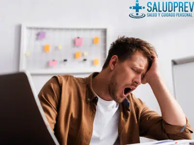 Hombre cansado por falta de vitaminas