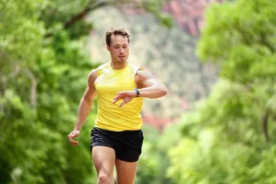 hombre haciendo deporte con un smartwatch deportivo