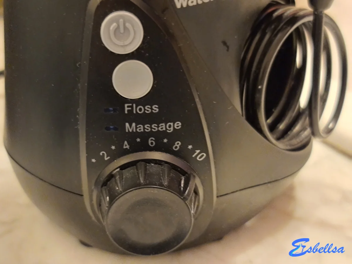 el panel del WP-660 negro con el boton de encendido, el de Floss y Massage y la rueda de presion del 2 al 10