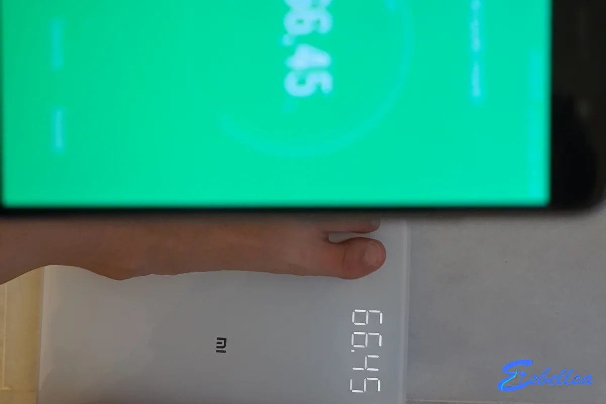 La app y el display de la Xiaomi Scale 2 marcando el mismo peso durante nuestra prueba