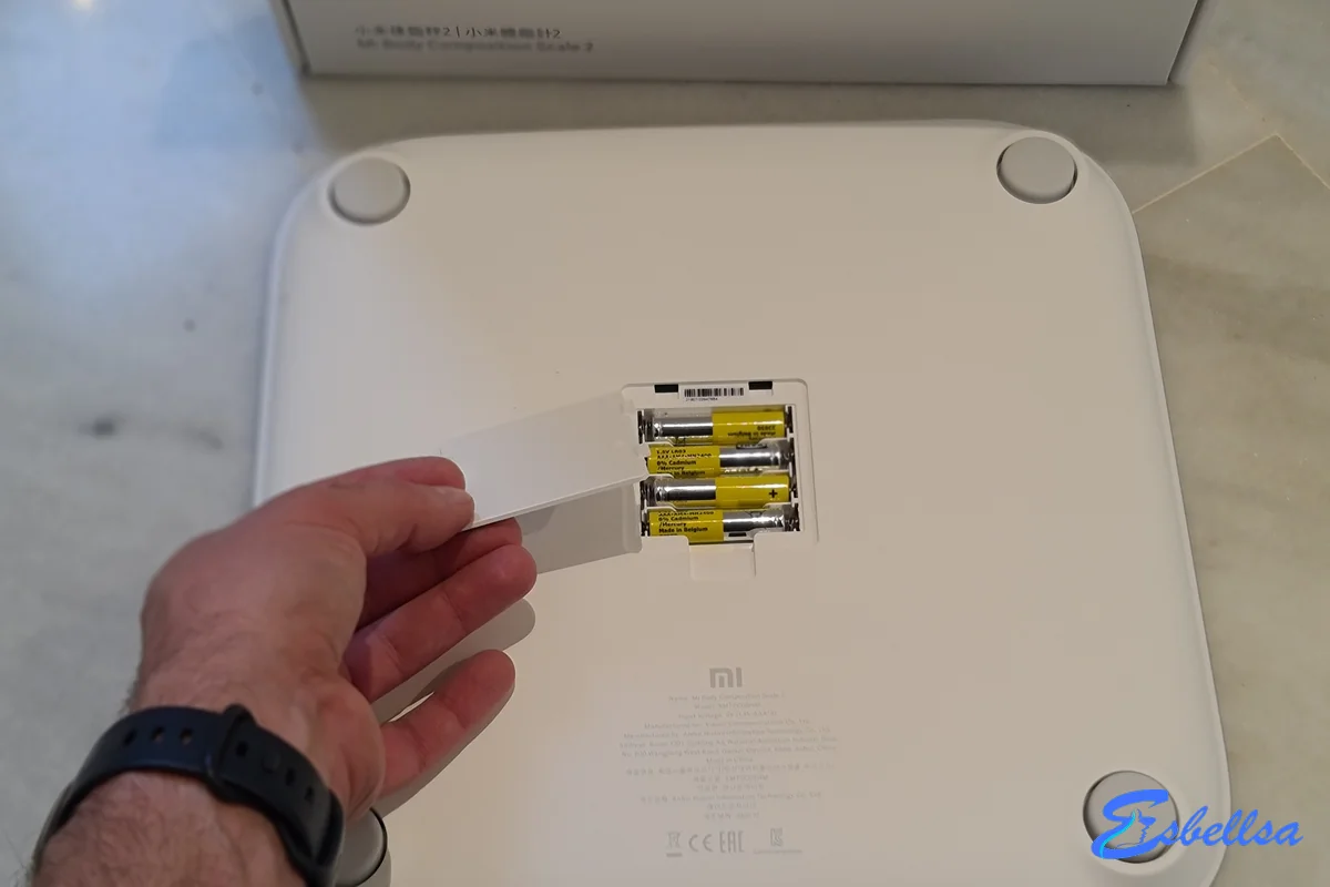 Las pilas AAA de la Xiaomi Scale 2, en la mano durante nuestra prueba