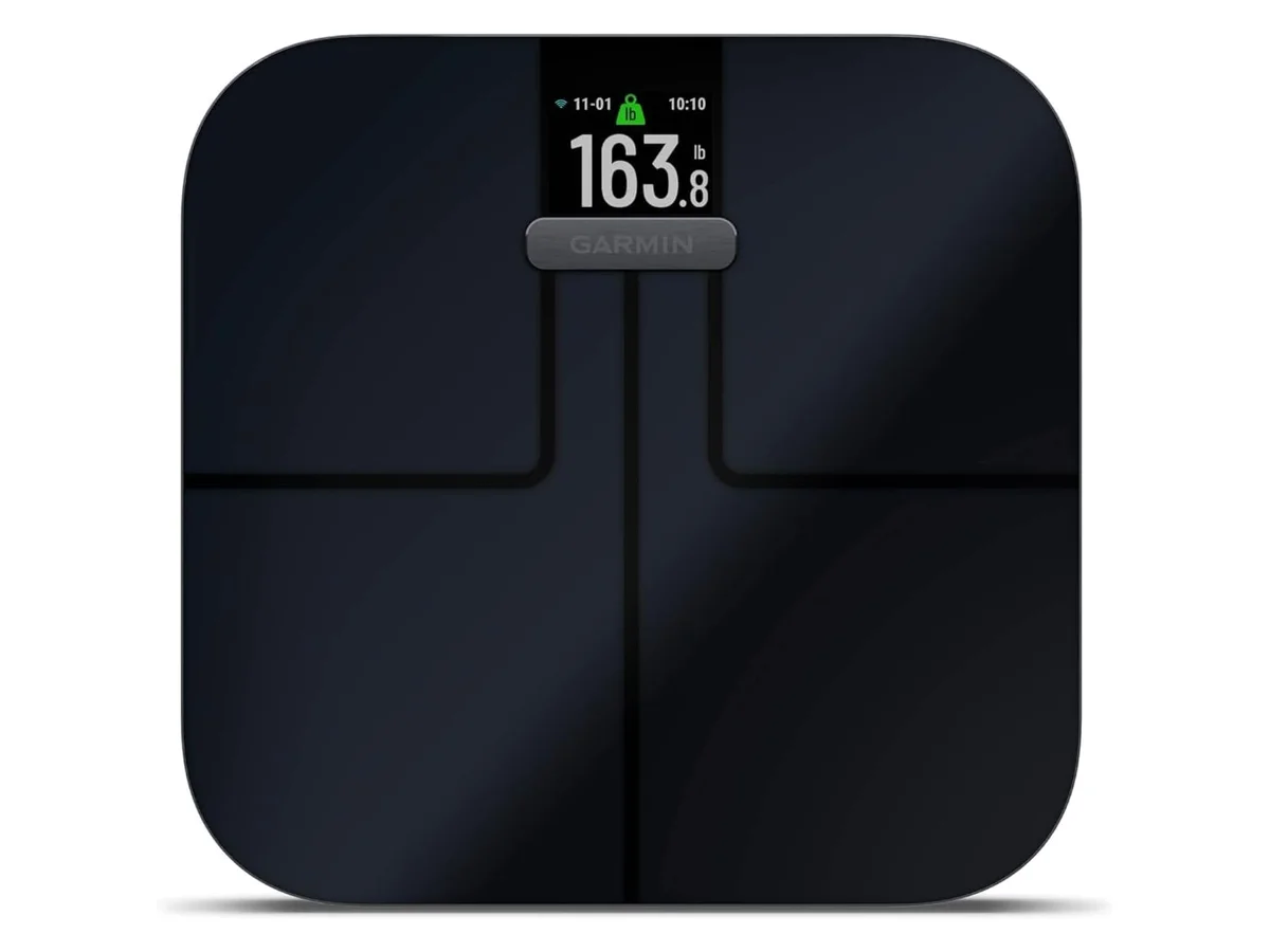 Báscula Garmin Index S2 en negro con el peso en pantalla