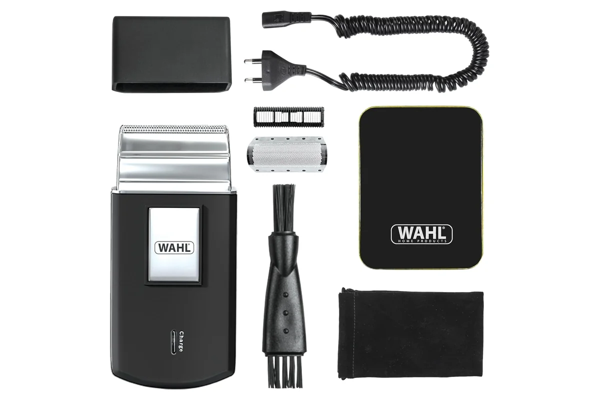 WAHL Travel Shaver con su funda, el cargador y el cepillo de limpieza