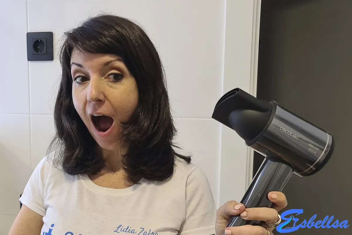 Lidia Zafra probando Cecotec Bamba Ionicare touch