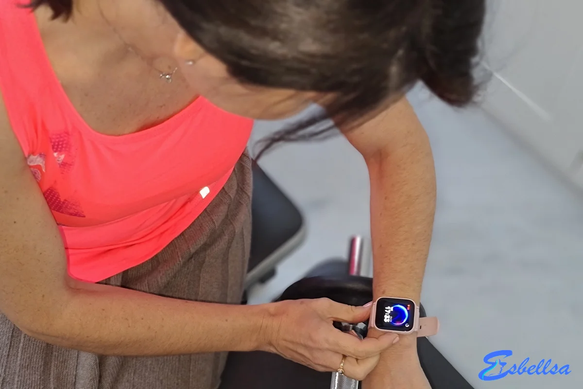 mirando el amazfit bip u en plena sesión de gimnasio durante nuestras pruebas