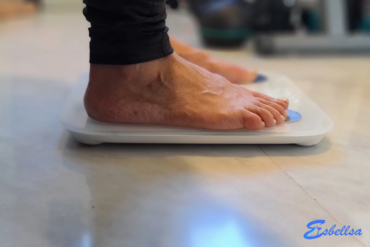 Pesándonos sobre la plataforma de una báscula durante la prueba