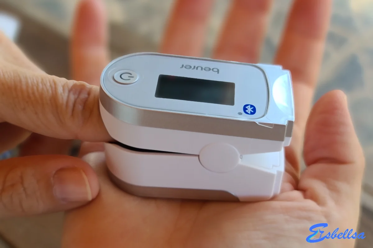 la pinza del beurer po 60 bt abierta sobre la mano