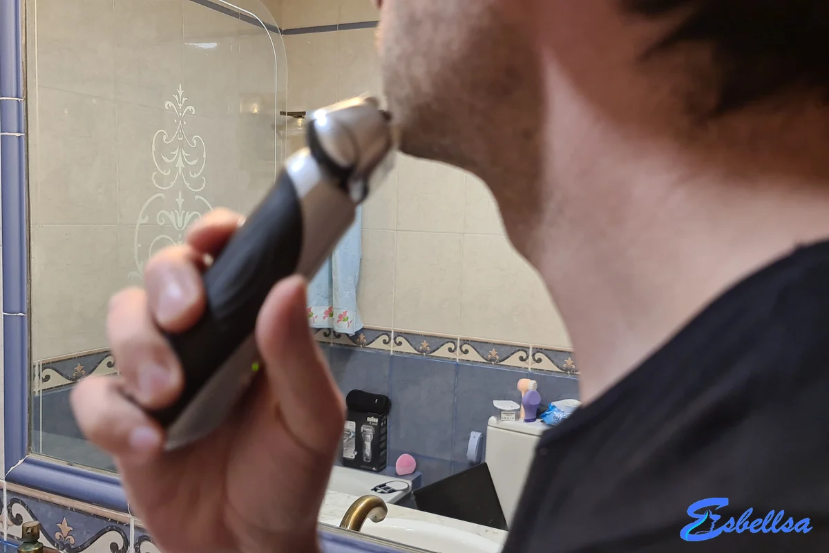 afeitándose con la braun series 7 frente al espejo durante nuestras pruebas