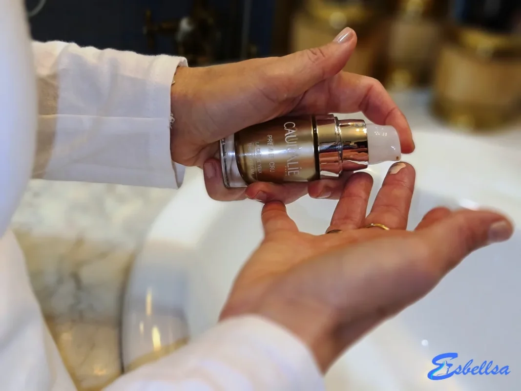 Dosificador de la Caudalíe Premier Cru, el bote de 15 ml en la mano