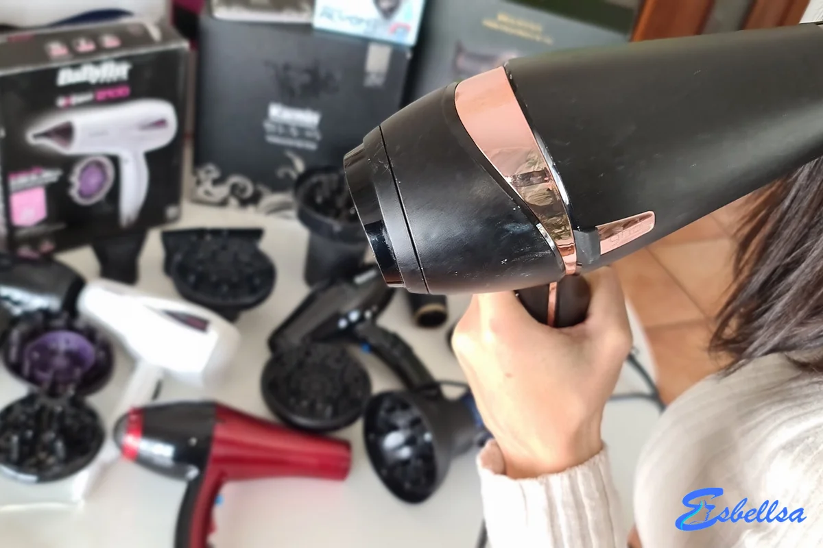 el ghd helios en mano con su boquilla contorneada durante nuestras pruebas