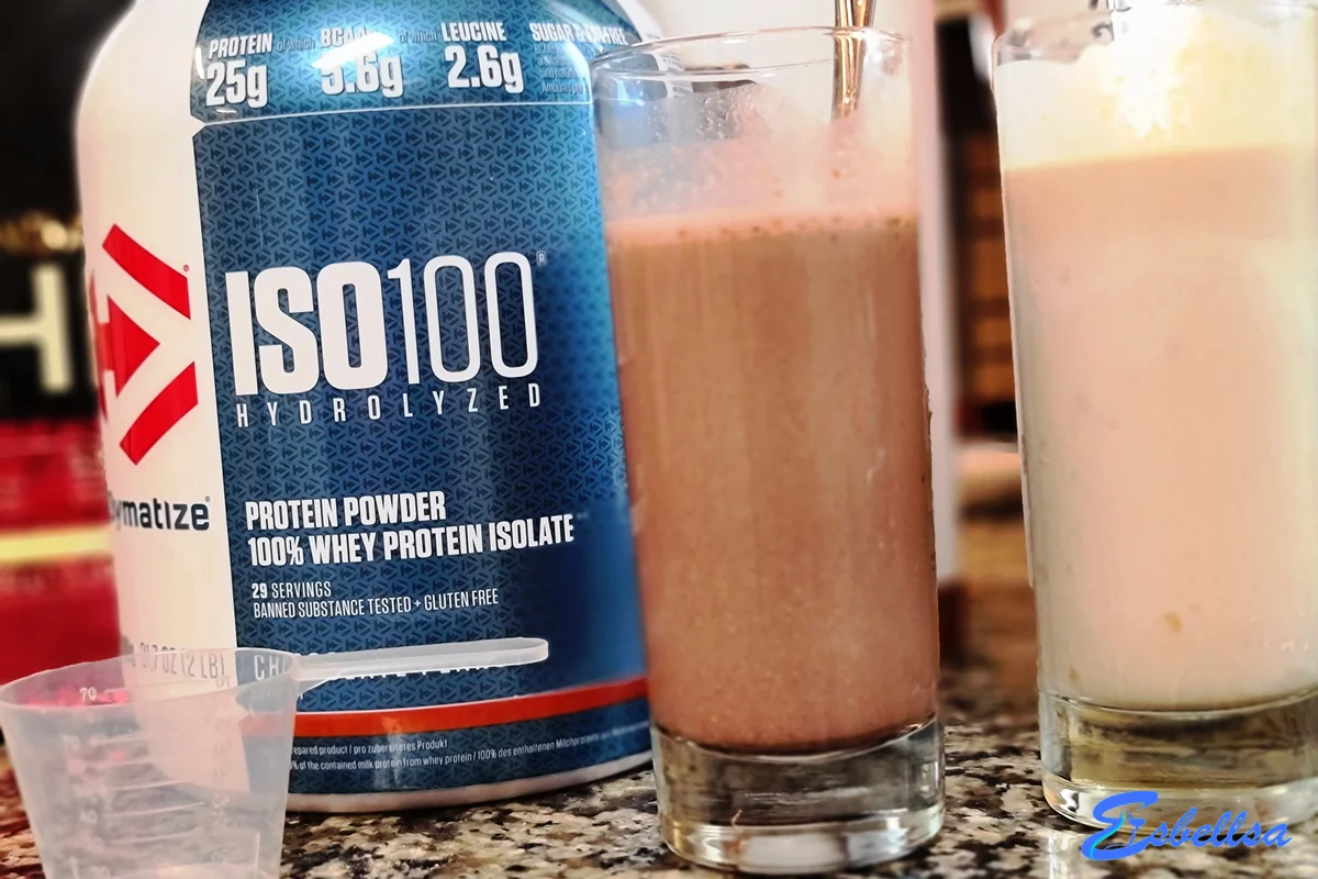 el batido de gold standard whey preparado junto a su bote