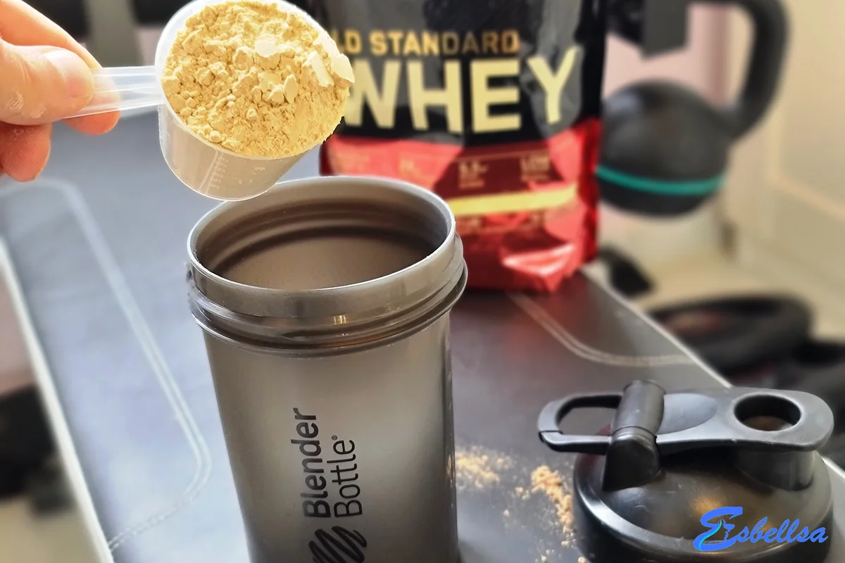 el cacito de gold standard whey sobre el shaker durante nuestras pruebas
