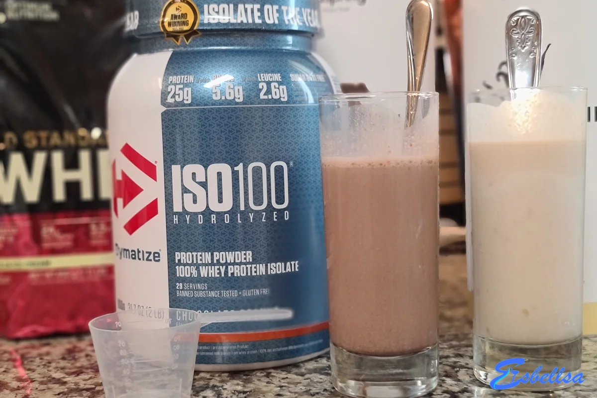 el batido de iso 100 chocolate peanut preparado junto al bote azul