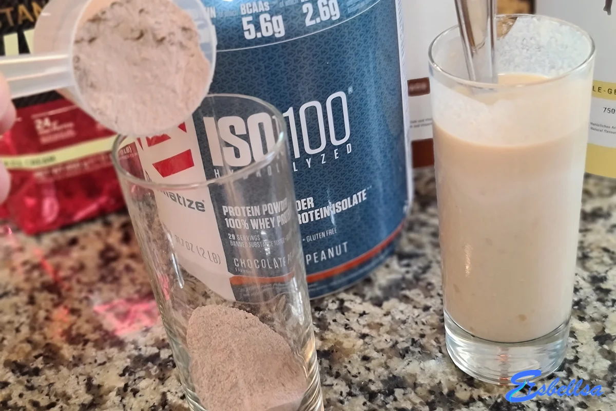 el cacito de dymatize iso 100 con su polvo durante nuestras pruebas