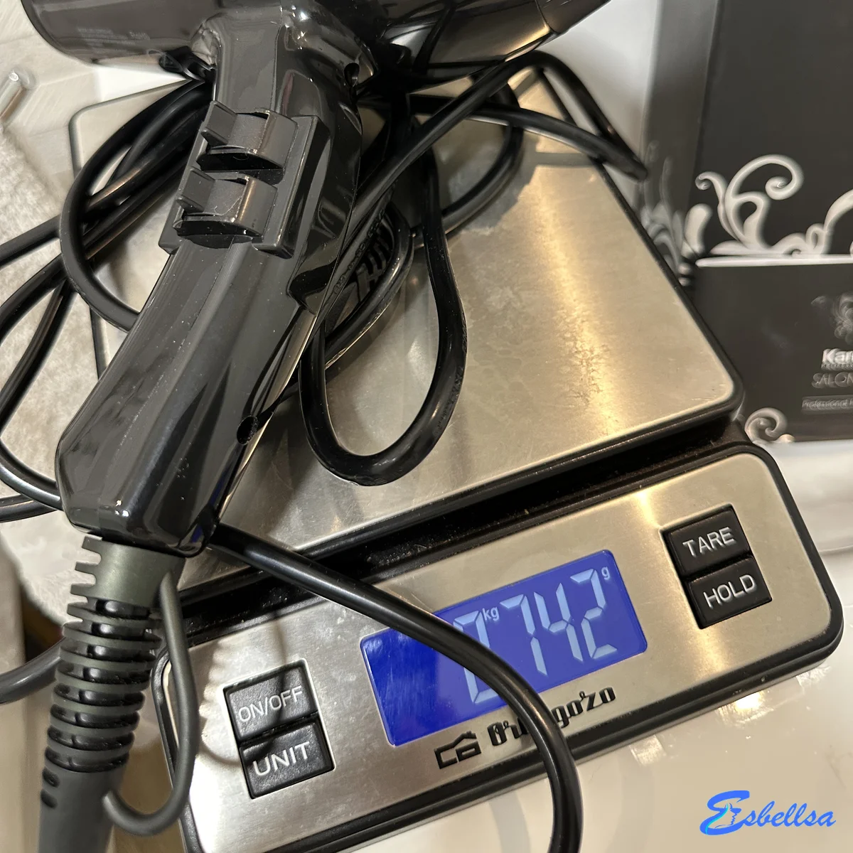 la báscula marca 742 gramos con el cable del Karmin G3 en el plato