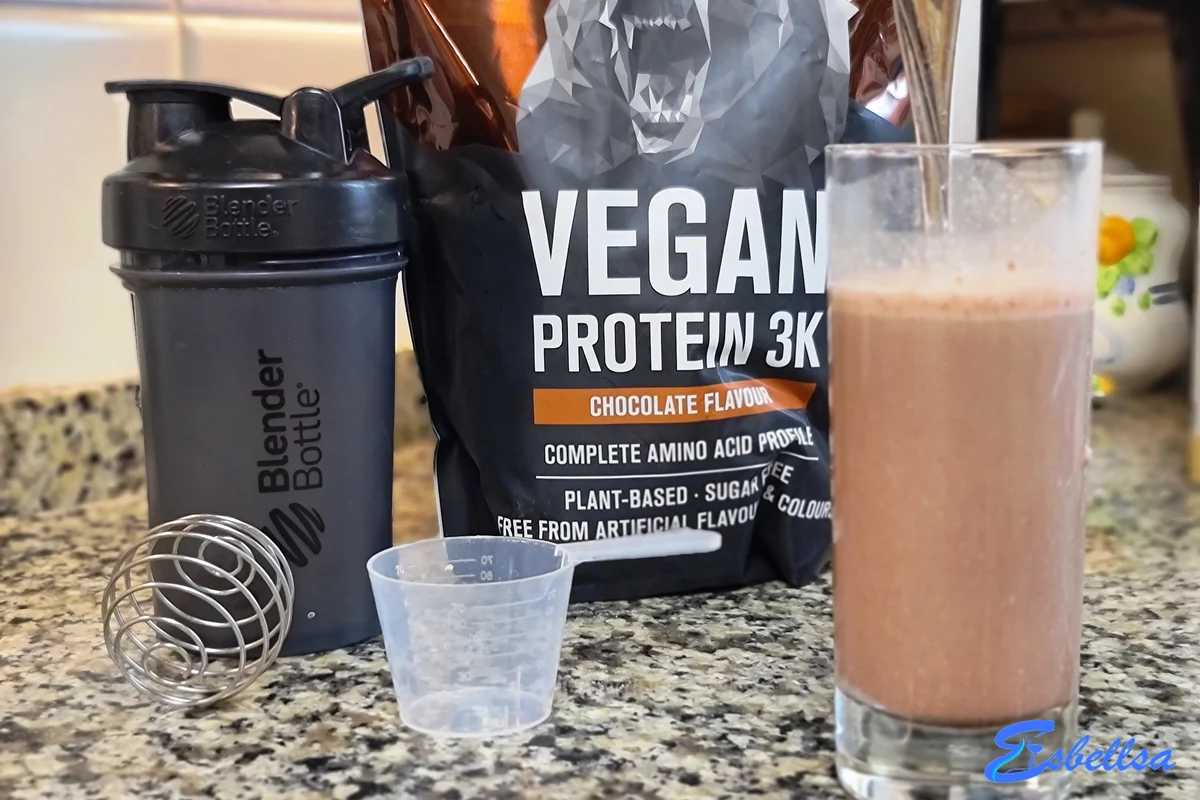 el batido de nu3 vegan protein 3k preparado en el vaso