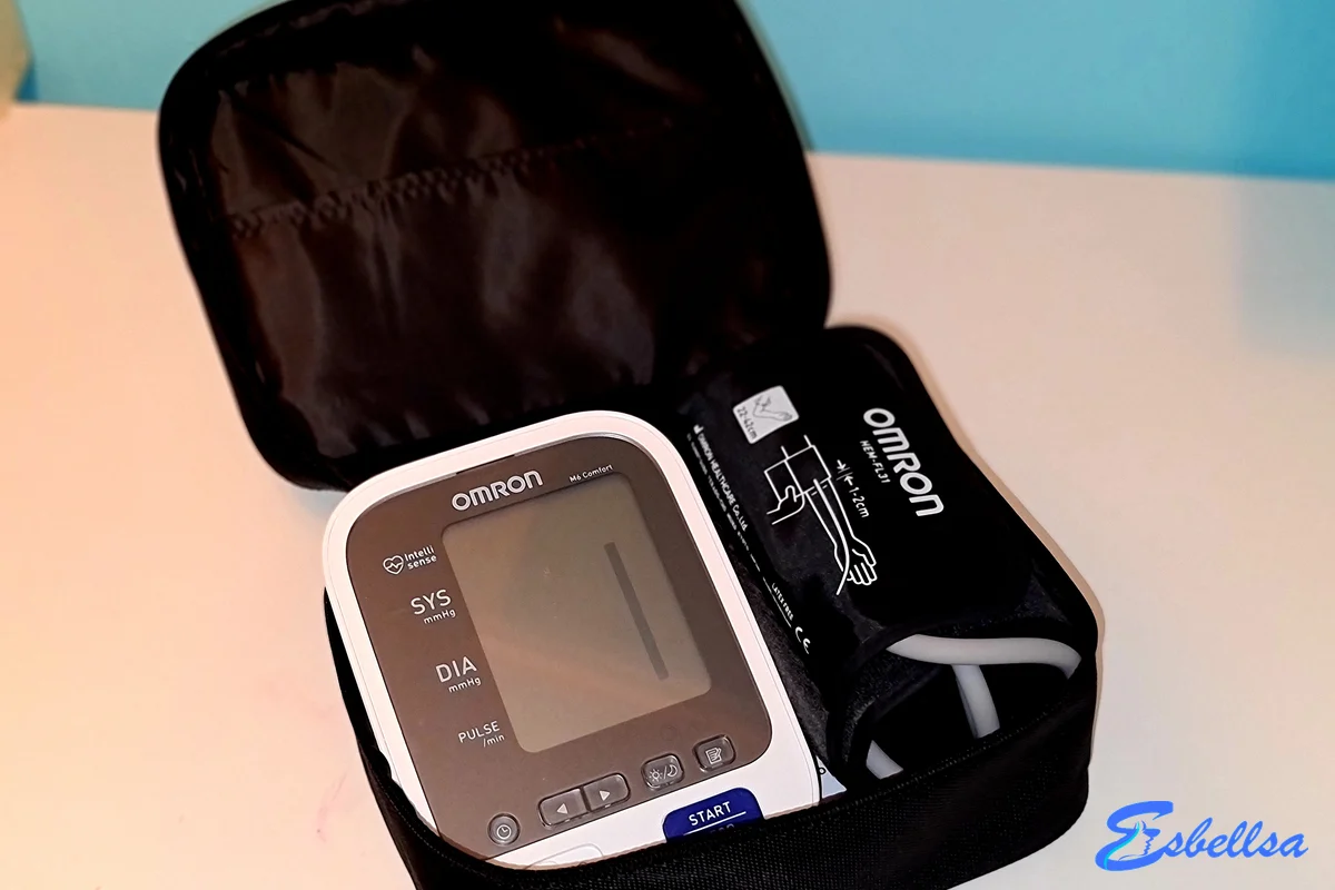 el omron m6 guardado en su funda con el manguito