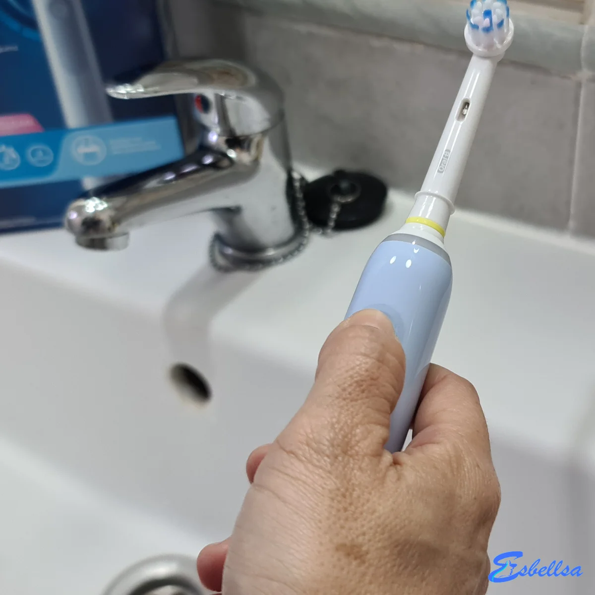 esb-oral-b-pro-3-3000-portada el oral-b pro 3 3000 en la mano durante nuestras pruebas