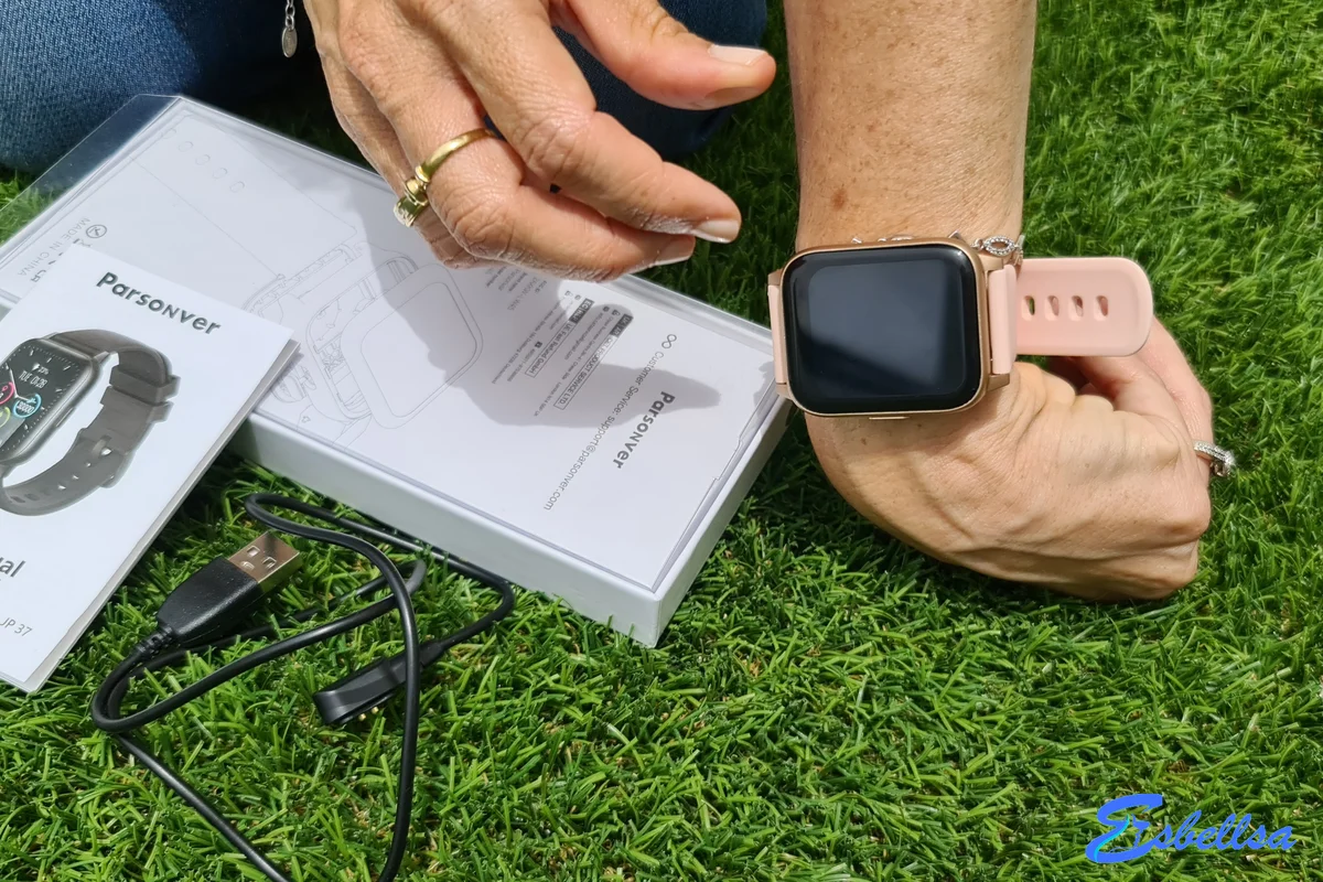 el kit del parsonver recién abierto: reloj, manual y cargador