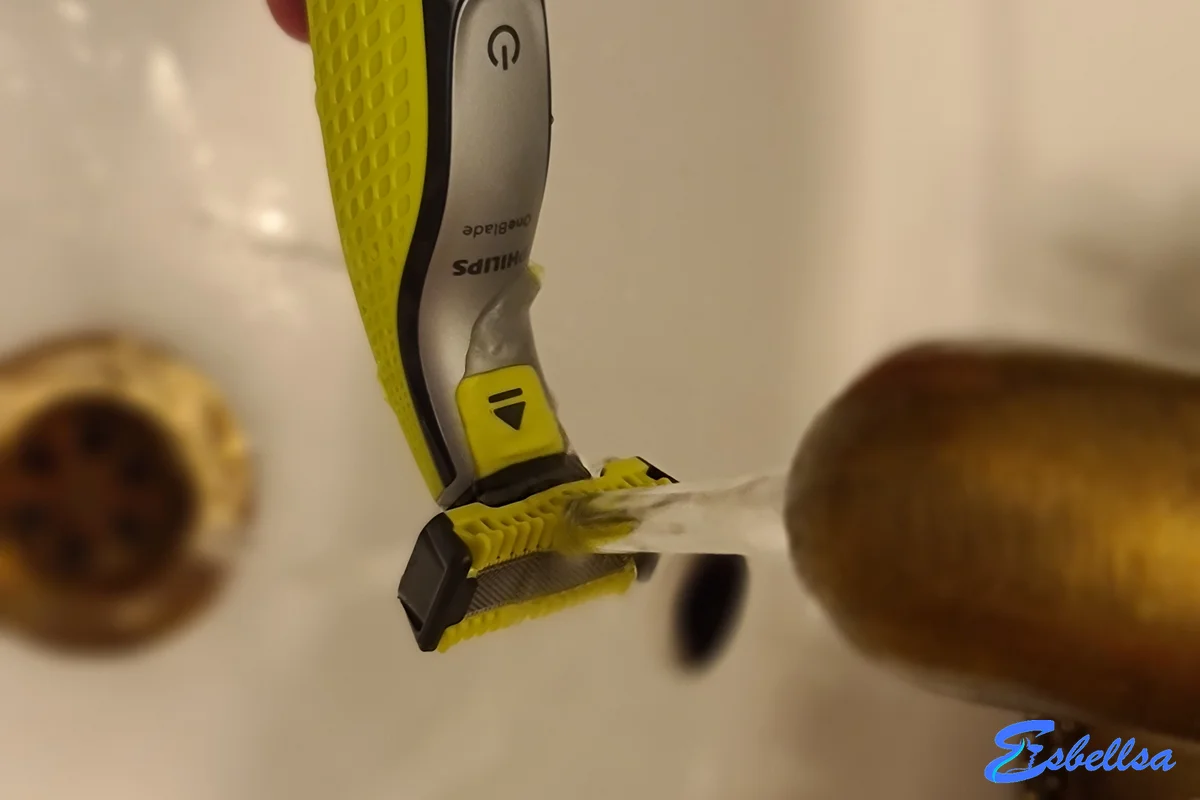 aclarando el cabezal de la oneblade bajo el grifo tras usarla