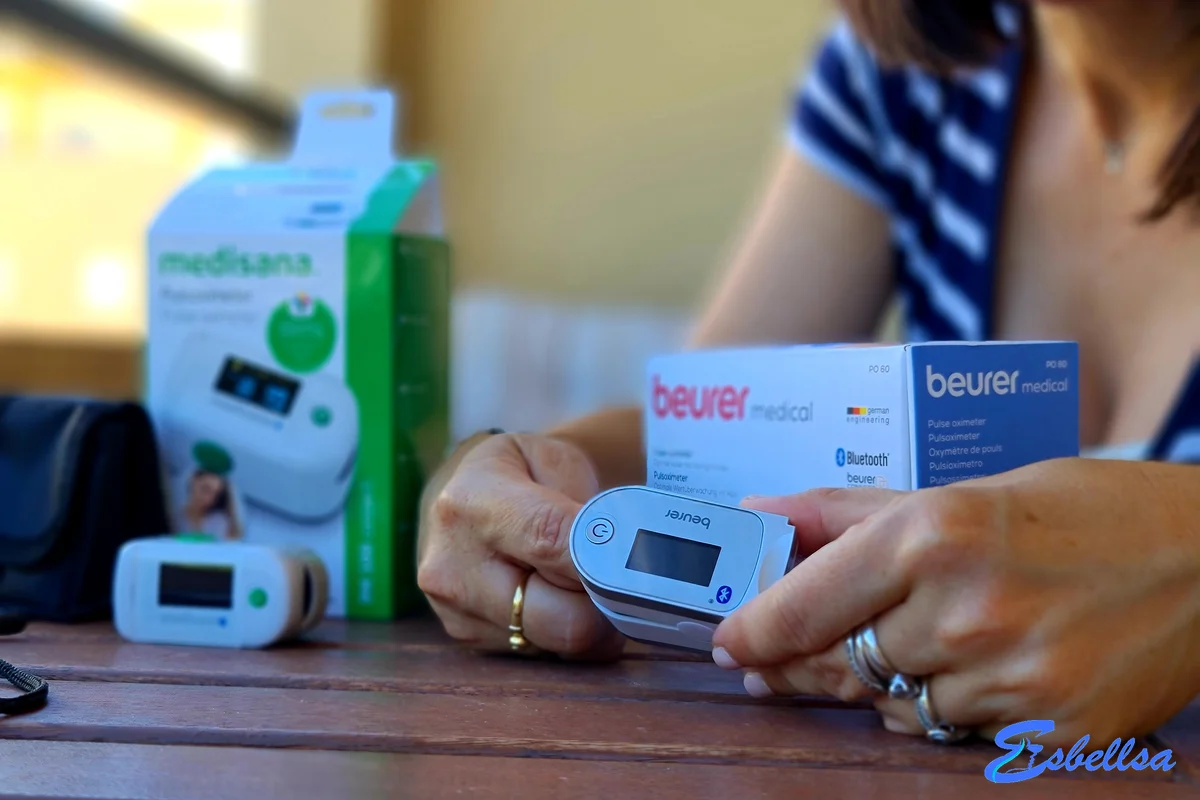 los dos pulsioxímetros que probamos, beurer y medisana, con sus cajas