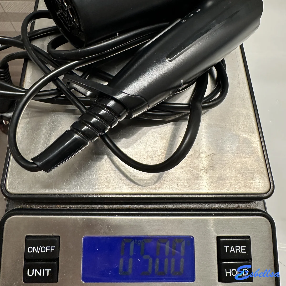 en nuestra báscula: medio kilo justo con el cable de 1,8 metros puesto
