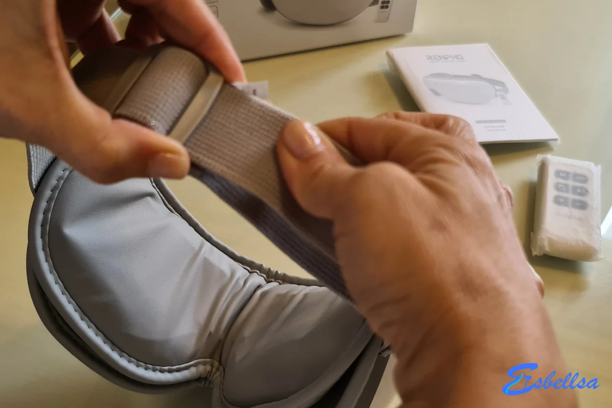 Ajustando la correa de velcro de un masajeador ocular en nuestras pruebas