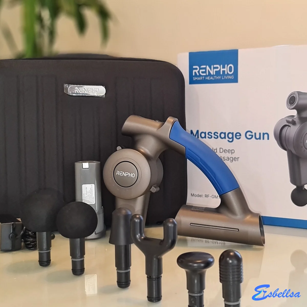 esb-renpho-massage-gun-portada la renpho massage gun con su maletín, batería y cabezales durante nuestras pruebas
