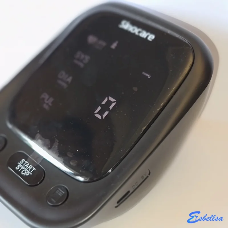 el sinocare aes-u181 negro con su pantalla led durante nuestras pruebas