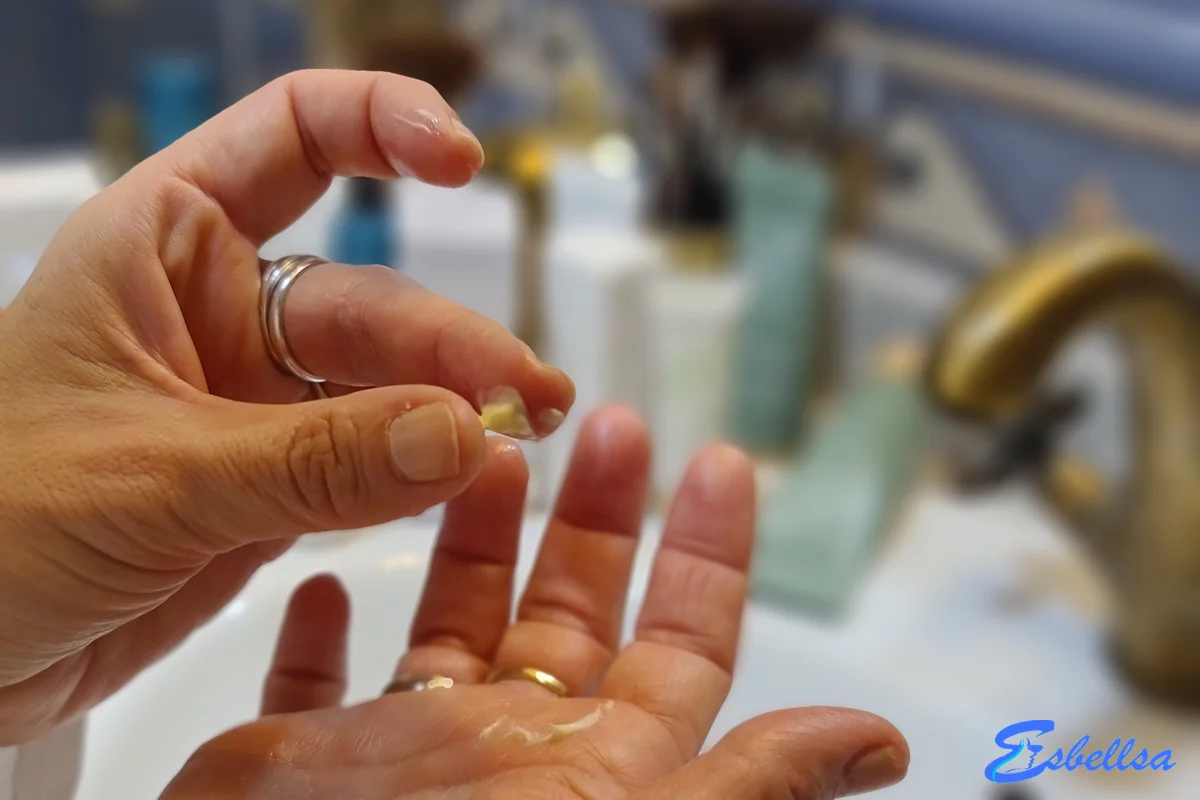 la textura del power retinol al extenderla en la mano