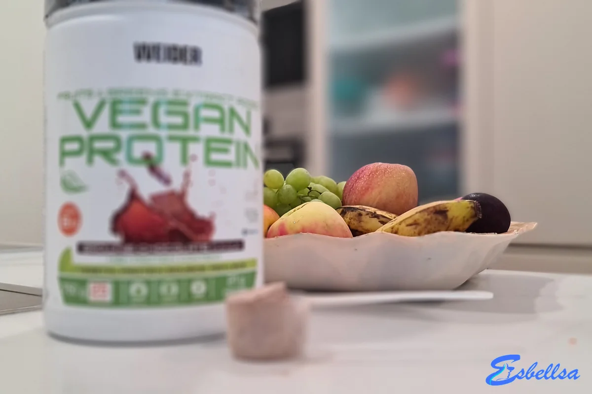 el cacito de weider vegan protein delante del bote de 750 gramos