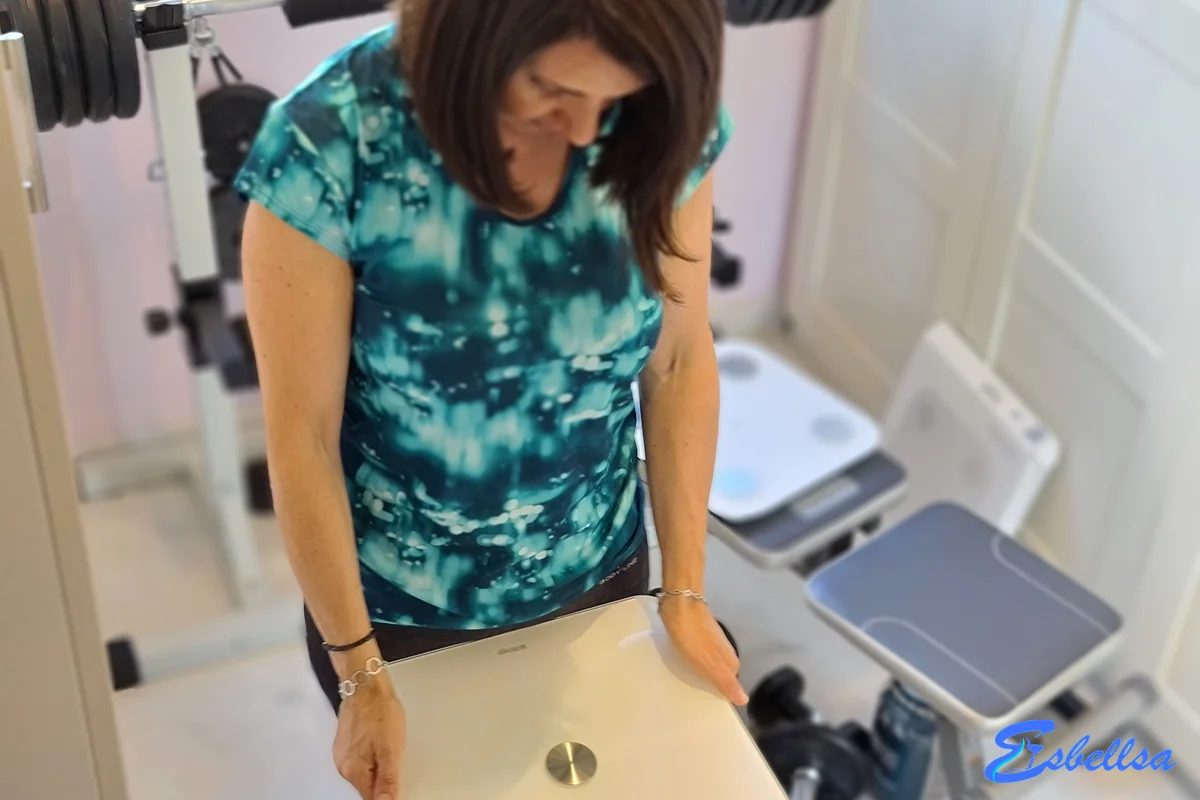 la withings body cardio junto al móvil con su aplicación