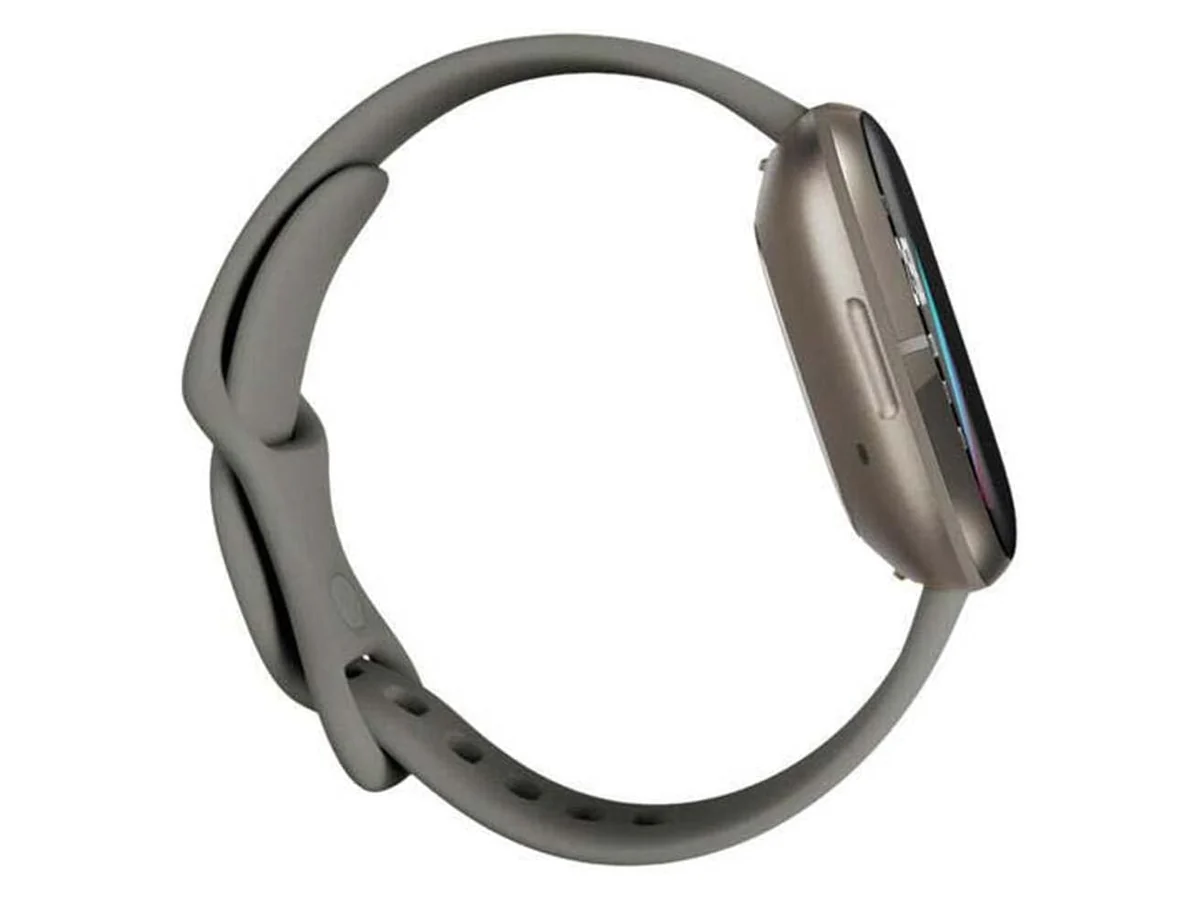 Fitbit Sense de perfil, con el lateral metálico del sensor