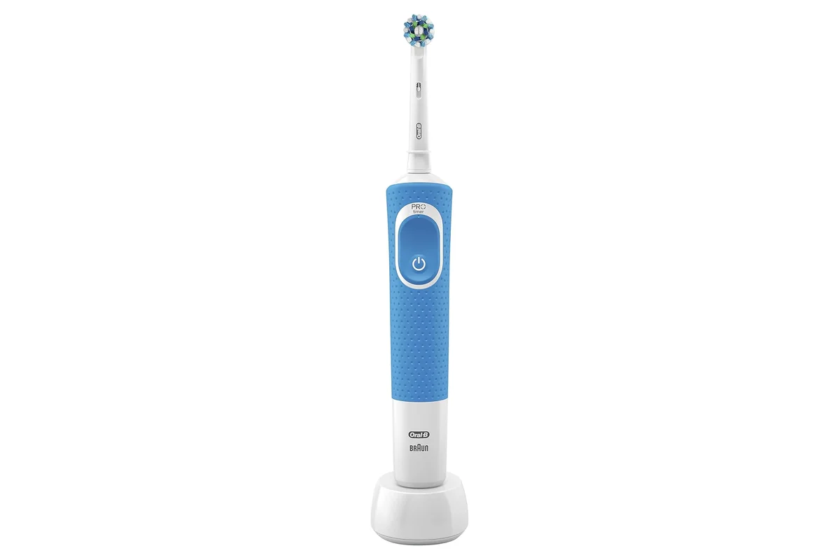 el mango del Oral-B Vitality sobre su base de carga