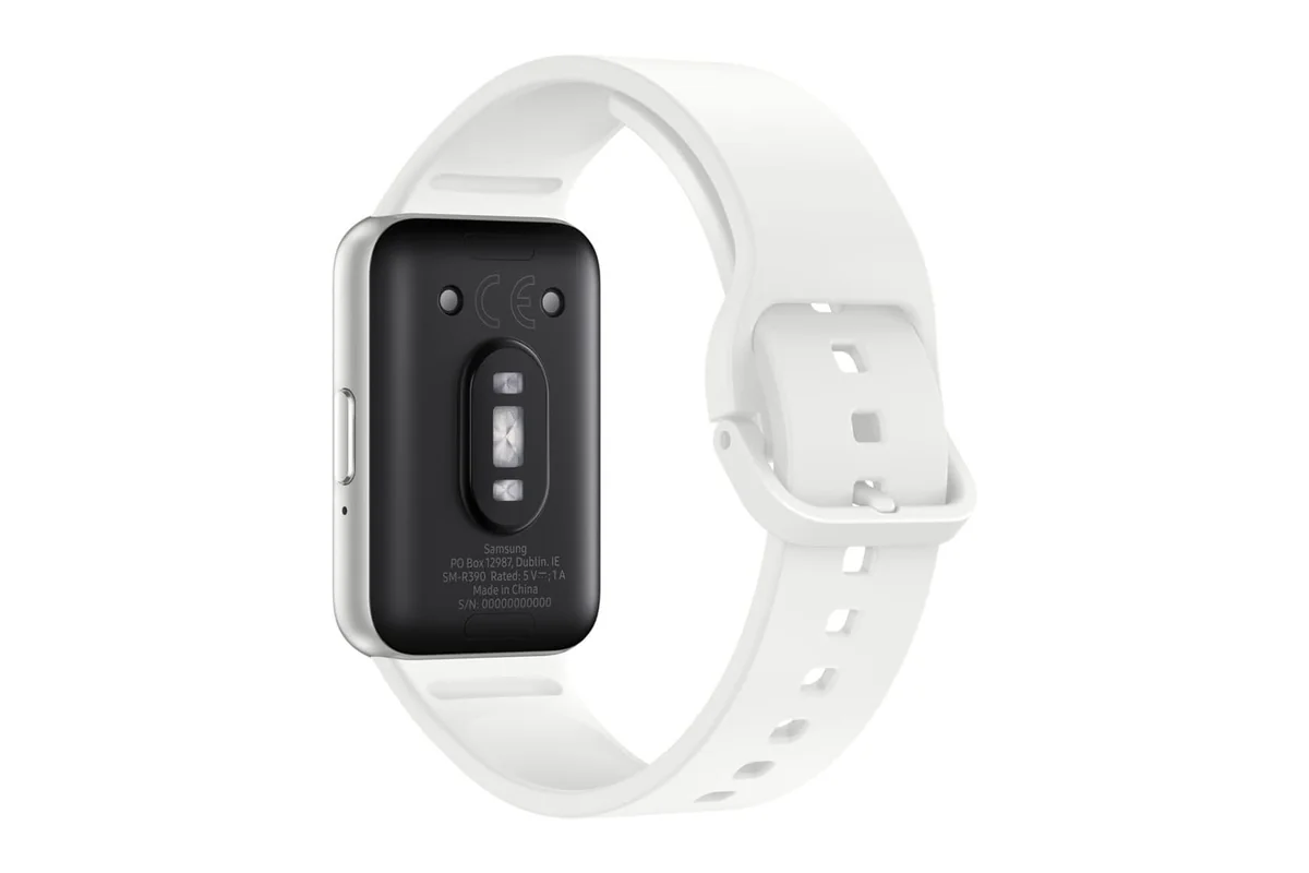 Parte trasera del Samsung Galaxy Fit 3 con el sensor óptico de frecuencia cardíaca