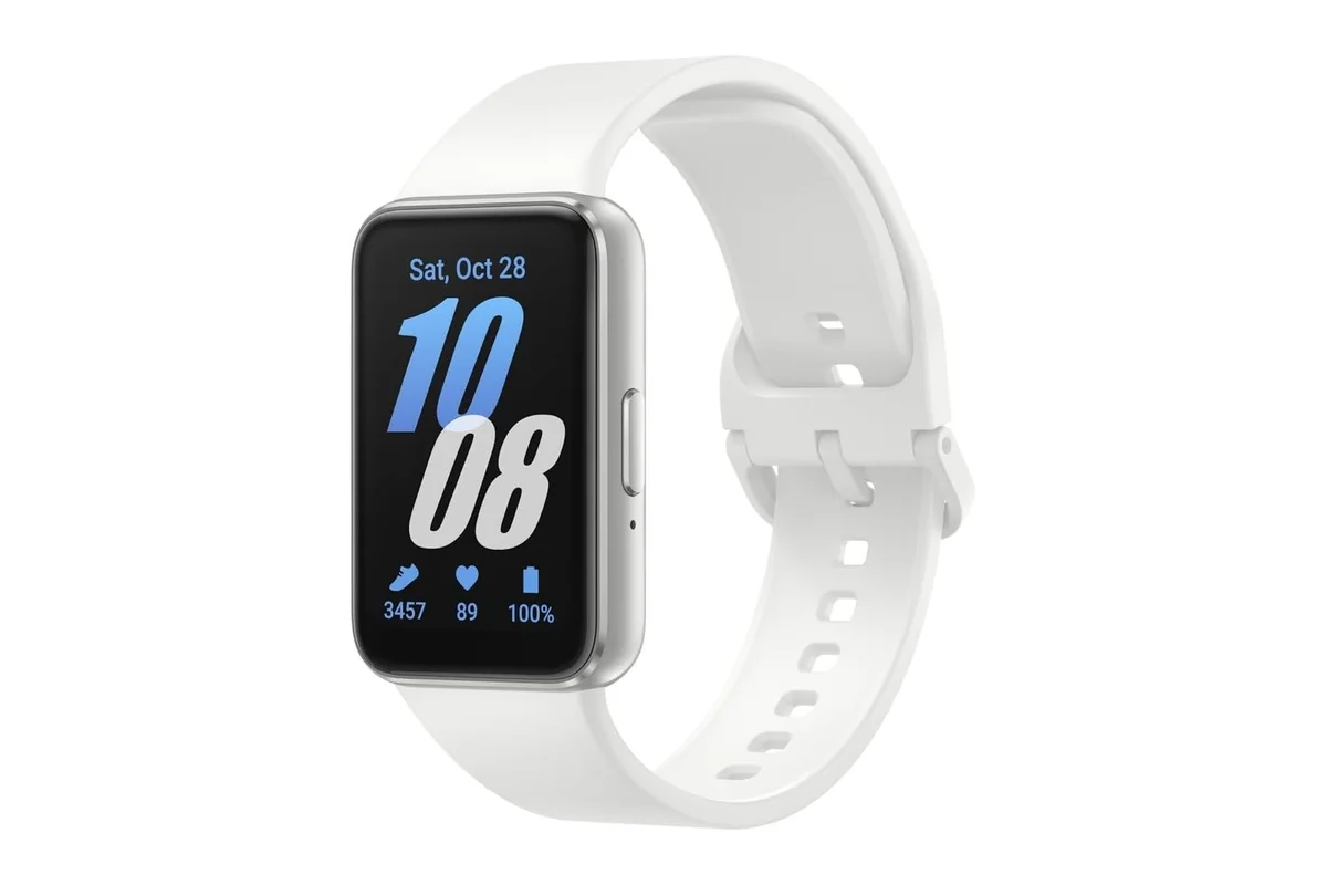 Samsung Galaxy Fit 3 plateado con correa blanca, vista frontal