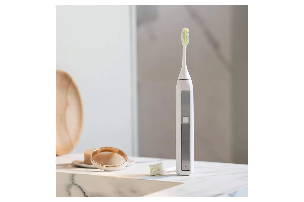 el mango del Silkn Toothwave en el baño