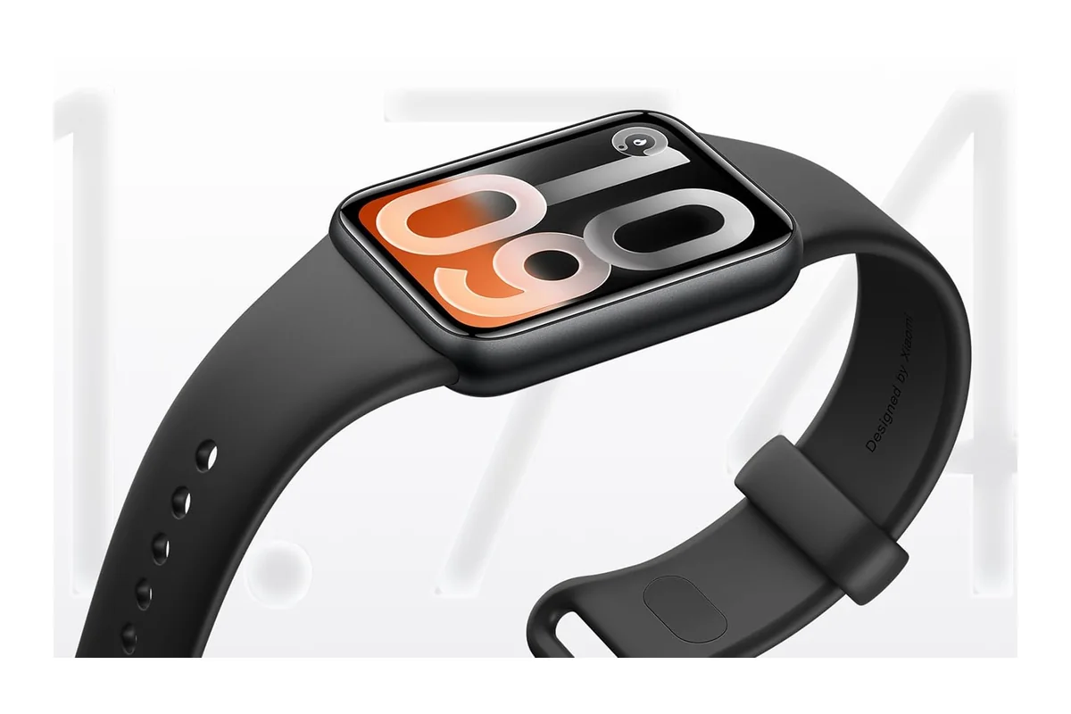 Xiaomi Smart Band 10 Pro con la correa negra y la pantalla encendida