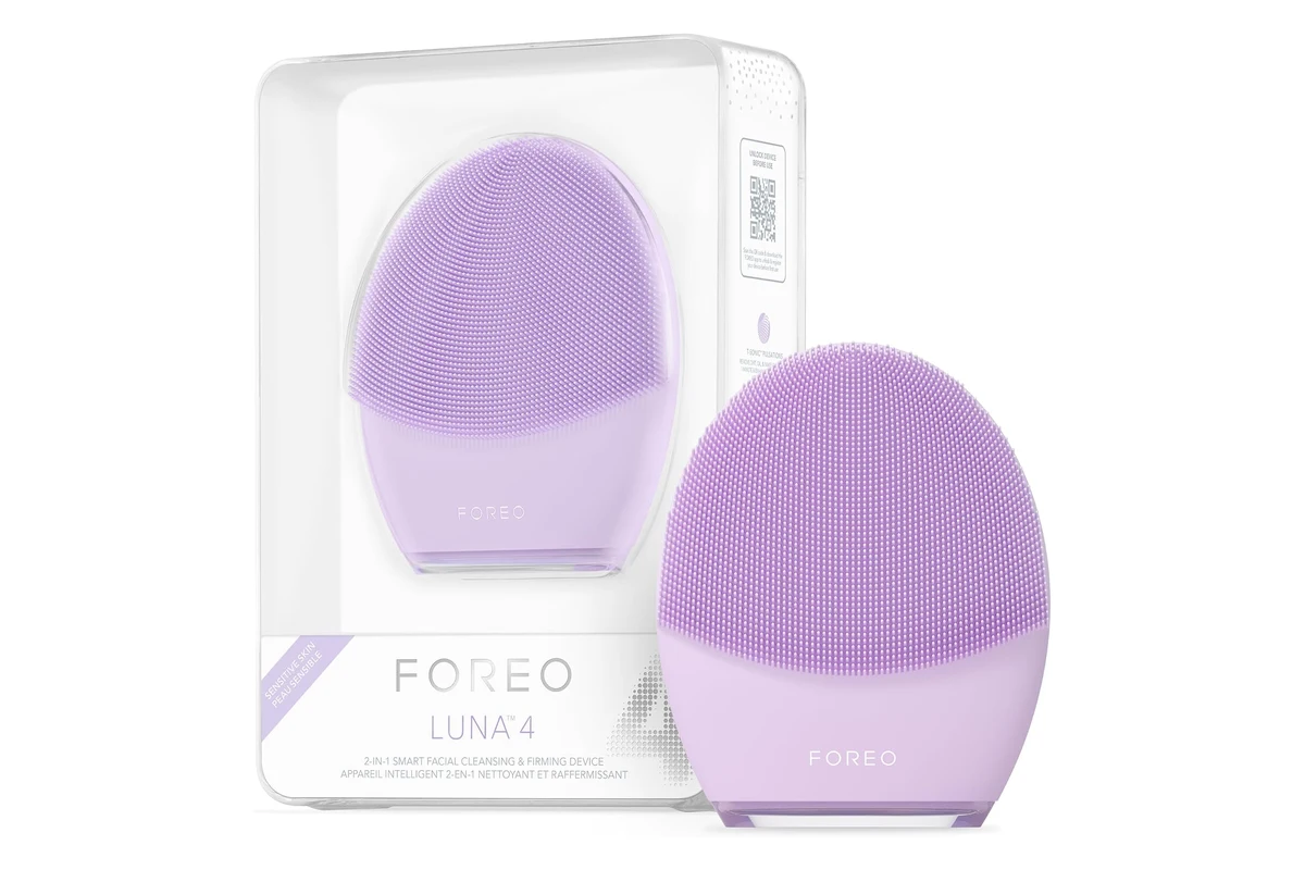 FOREO LUNA 4, cepillo facial de silicona junto a su estuche