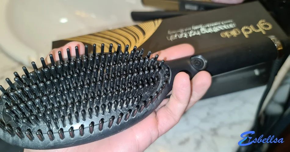 Detalle de las púas del cepillo alisador ghd Glide, con algunos pelos entre ellas