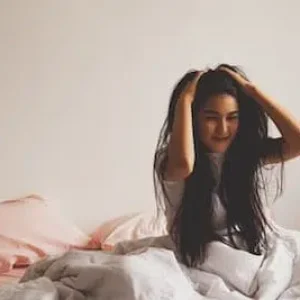 dormir-pelo-suelto-o-recogido.jpg es mejor dormir con el pelo suelto o recogido